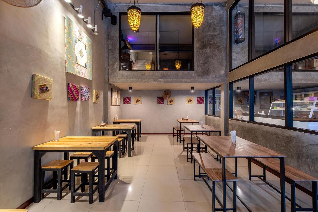Buri Hostel Bangkok Esterno foto