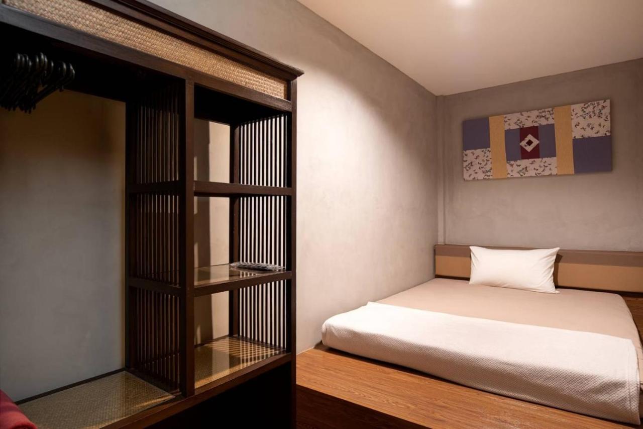 Buri Hostel Bangkok Esterno foto